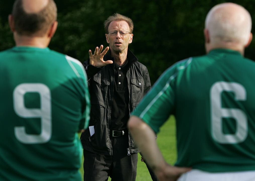 Trainer Roger Hegi gibt Christian Miesch (SVP/BL) (l.) und Lieni Füglistaller (SVP/AG) Ratschläge für die richtige Taktik.