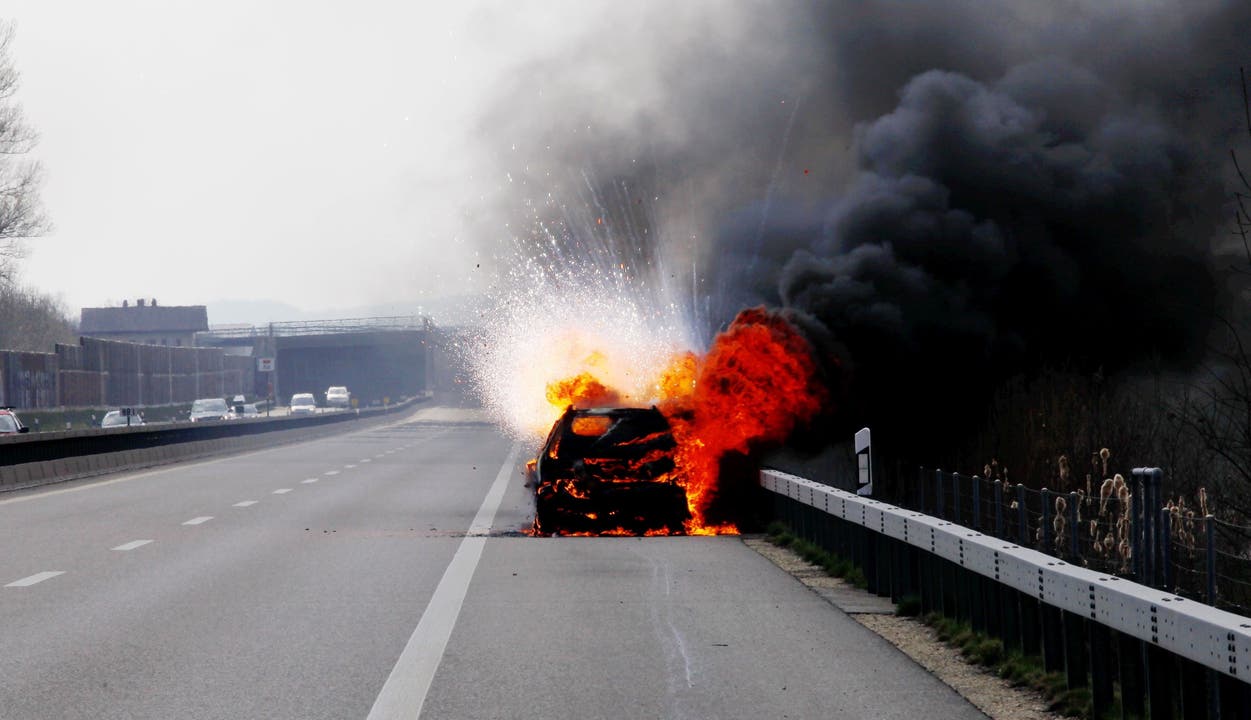 Auto brennt auf Autobahn aus