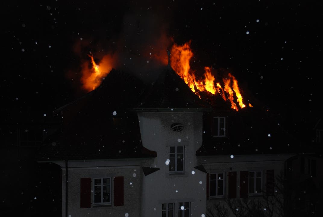 Dachstock-Brand Als die Feuerwehr nur Minuten später vor Ort eintrafen, stand der Dachstuhl bereits in Flammen. (Foto: Polizei Kanton Solothurn)