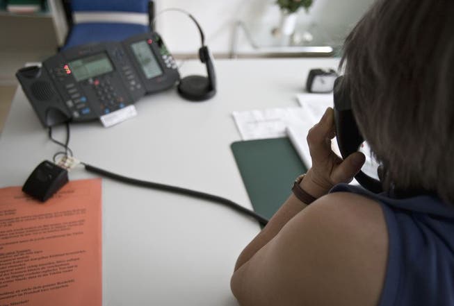Eine Angestellte der «Dargebotenen Hand» berät einen Anrufer am Telefon