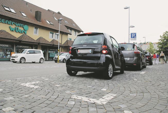 Einer dieser Parkplätze im Zentrum von Birmensdorf sollte laut Bernhard Grossmann ausschliesslich Behinderten zur Verfügung stehen