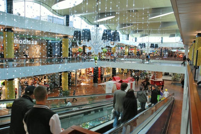 Weihnachtsstimmung und wenig Hektik trotz viel Andrang im Shopping-Center Spreitenbach. Toni Widmer