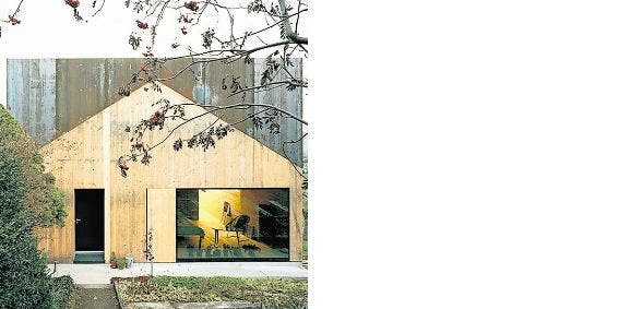 Wohnen in der Scheune In Büsserach realisierten Degelo Architekten, Basel, ein Atelierhaus für ein Künstlerpaar. Dem ehemaligen Holzschuppen wurde eine überdimensionierte Dachlukarne aufgesetzt. Ein ressourcenschonender Neubau in der ländlichen Gemeinde.