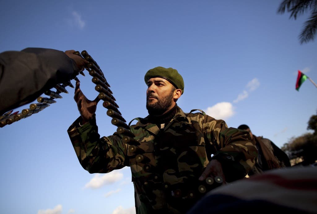 Aufrüsten Ein zur Opposition übergelaufener Armeeangehöriger gibt in einer Militärbasis in Bengasi Munition aus