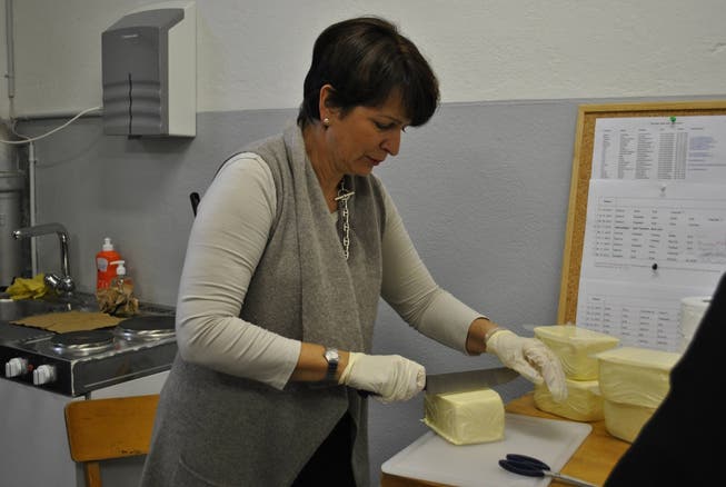 Isolde Buset, Präsidentin des gemeinnützigen Frauenvereins, portioniert Käse für die Abgabestelle. fotos: nadine böni