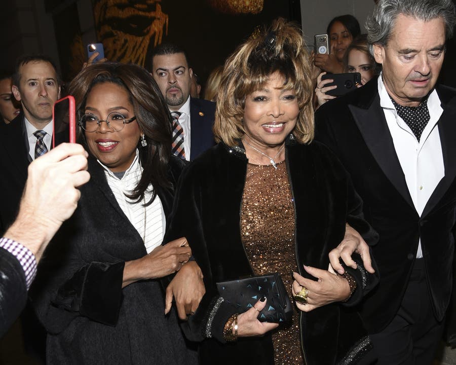 Tina Turner mit Talkmasterin Oprah Winfrey (links) und Ehemann Erwin Bach an der Eröffnungsnacht von "Tina - The Tina Turner Musical" im Lunt-Fontanne Theatre am 7. November 2019, in New York.