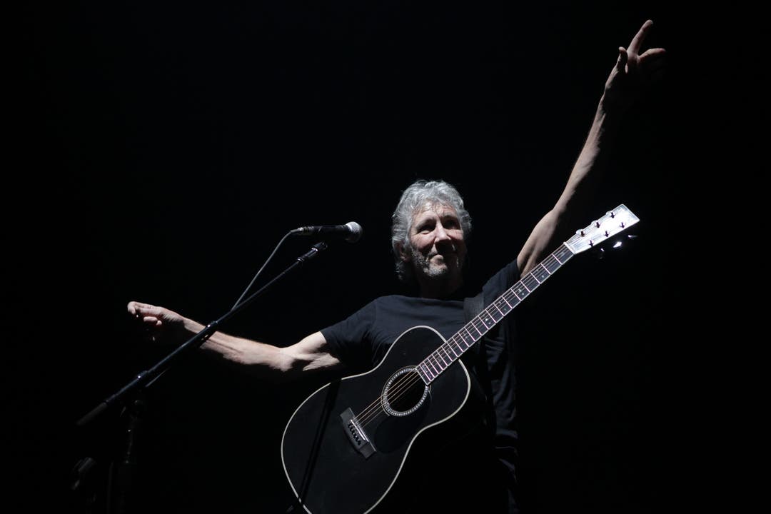 Roger Waters mit seiner schwarzen Gitarre
