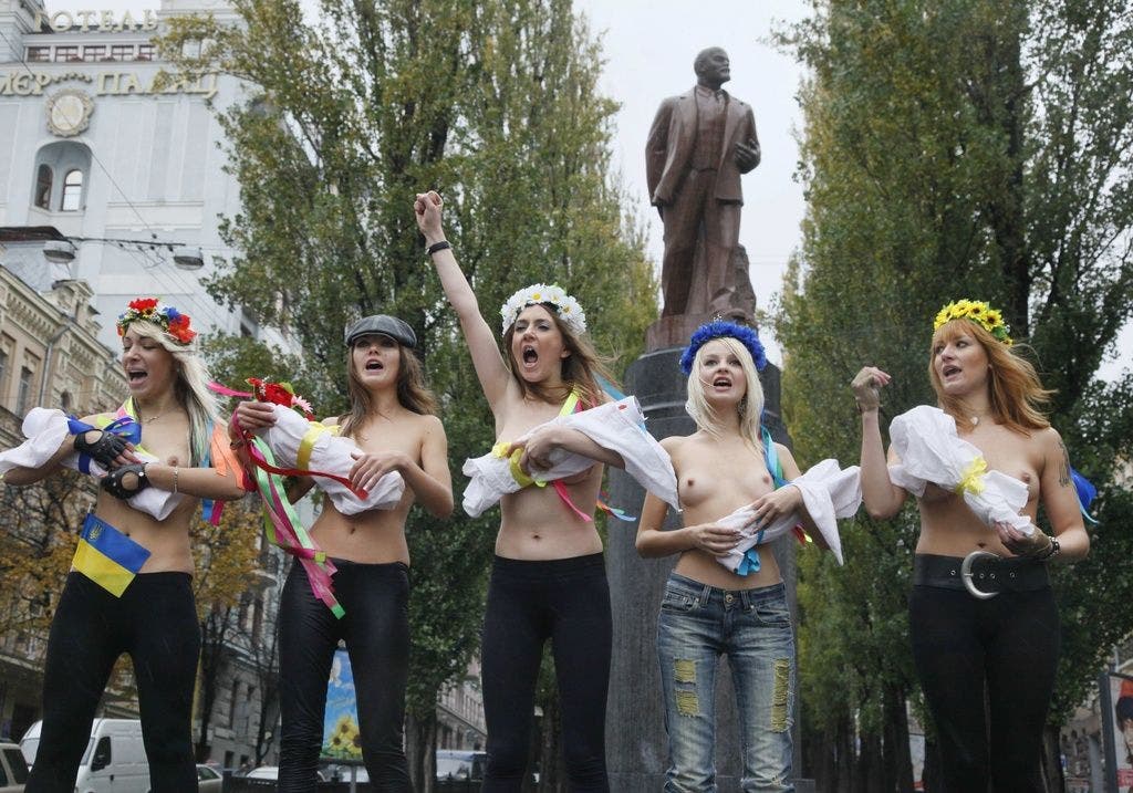 Auch um im Oktober 2010 zogen die Damen blank als Vladimir Putin die Ukraine besuchte