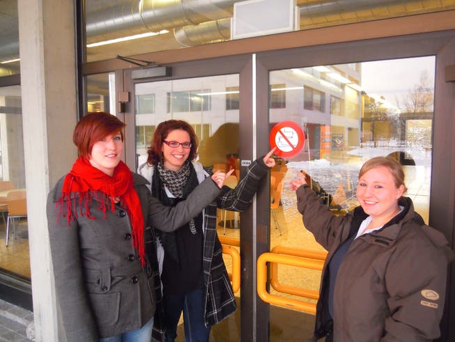 Eva Schuler, Anja Wüthrich und Anja Lanz (von links) haben in Langenthal die Auswirkungen des Rauchverbots untersucht. tg