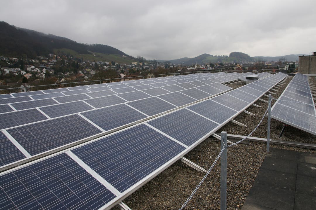  Die Solarpanels der neuen Anlage auf Gebäude 6 der Kanti Baden.