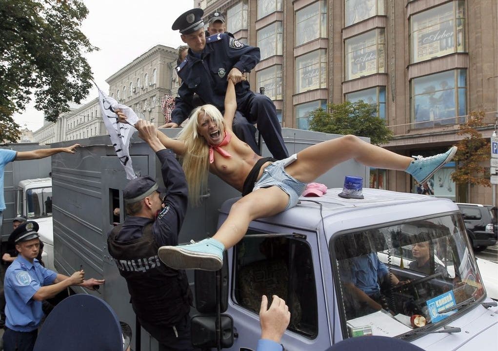 Femen-Aktivistin wird von einem Truck gezogen