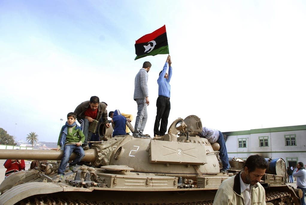 Demonstranten schwenken eine Flagge aus der Zeit vor Ghaddafi