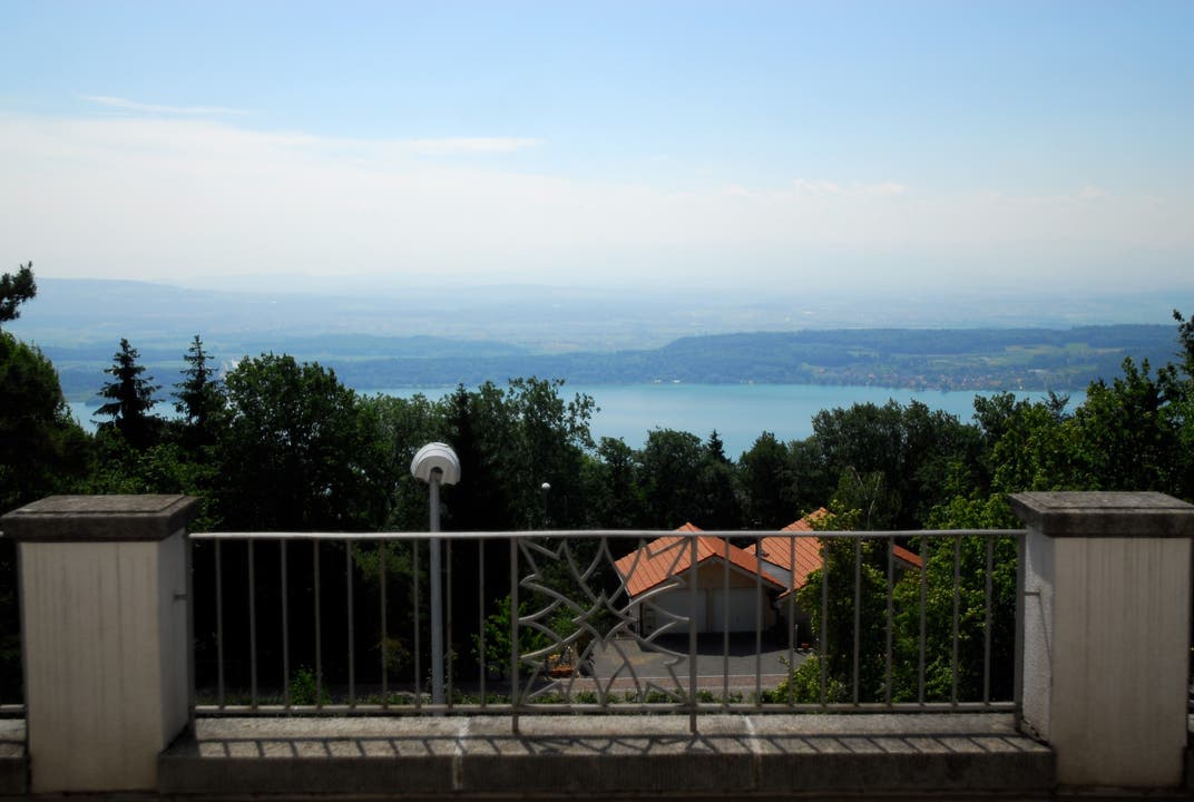  Die herrliche Aussicht auf Bielersee und Alpen von der Terrasse.
