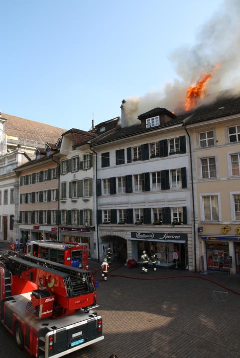 Der Dachstock oberhalb der Boutique Sperisen brennt Bild: Wolfgang Wagmann/Daniel Wagmann