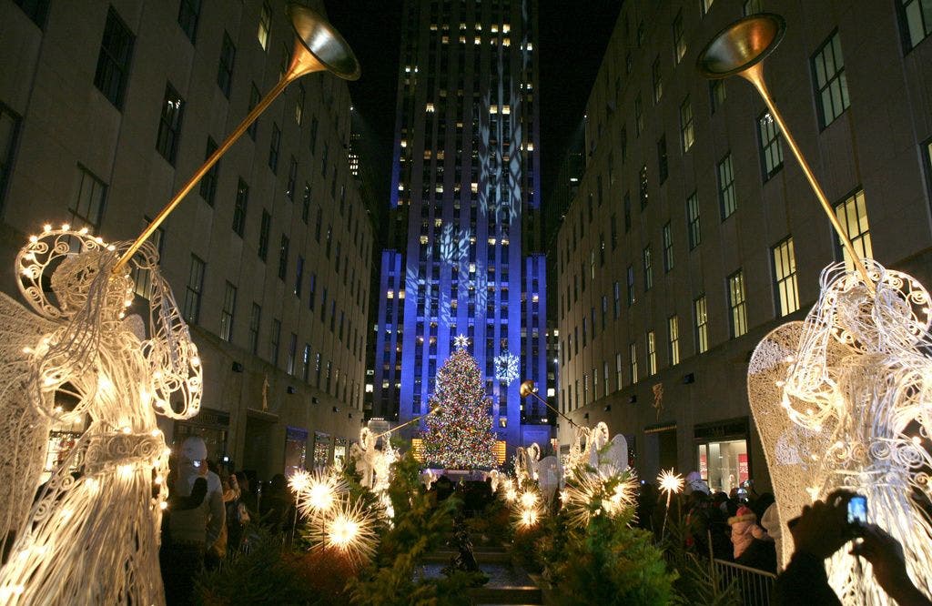 USA Am Rockefeller Center in New York herrscht zur Weihnachtszeit Hochbetrieb. Unter dem gigantischen Tannenbaum befindet sich eine kleine Eisbahn auf der man Schlittschuhlaufen kann.