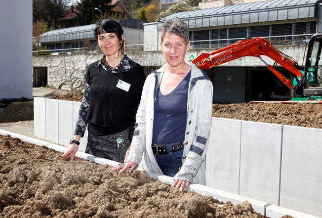 Anita Vögeli (l.) und Sonja Leuenberger vom «Weinberg» freuen sich auf den Therapiegarten. Felix Gerber