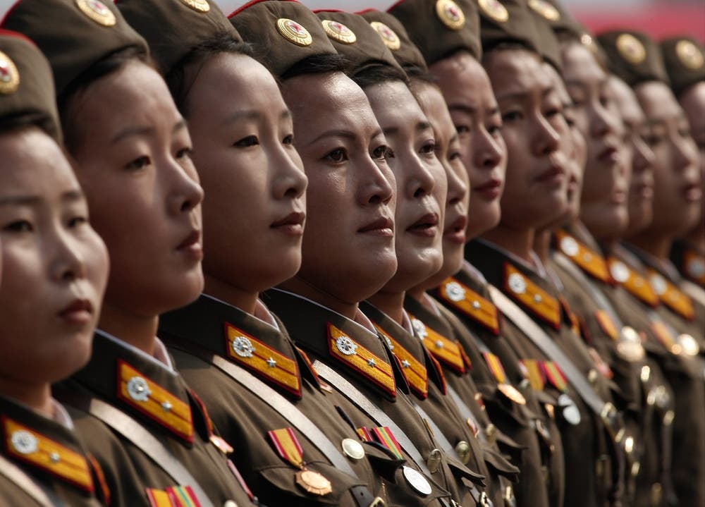  Frauen defilierten in gleichförmigen Massen an Nordkoreas Herrscher vorbei.