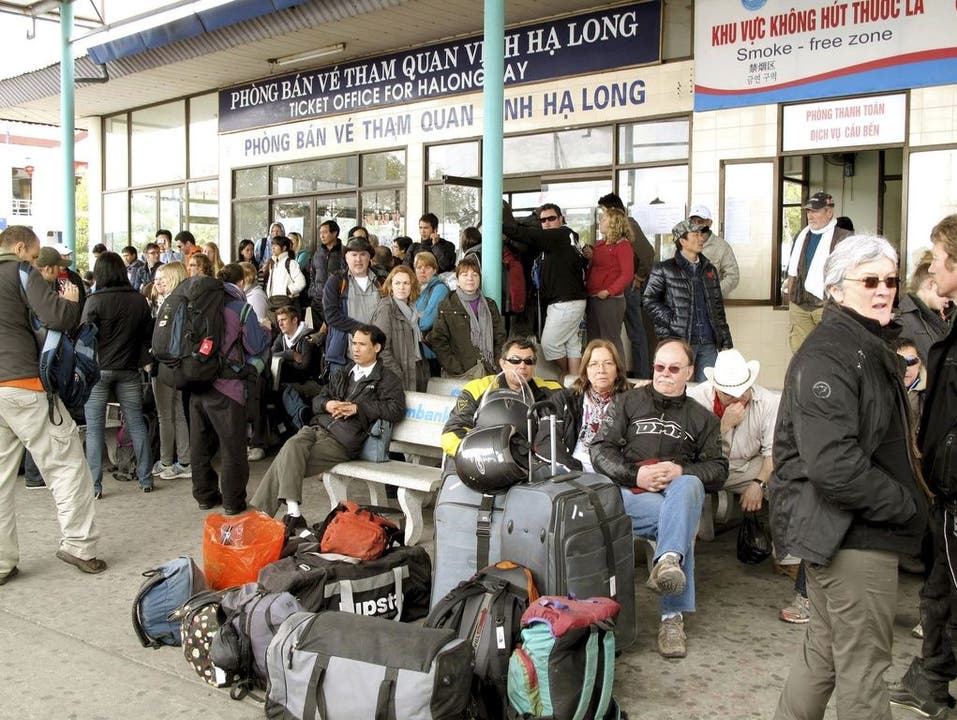 Touristen warten bei einem Ticket-Büro