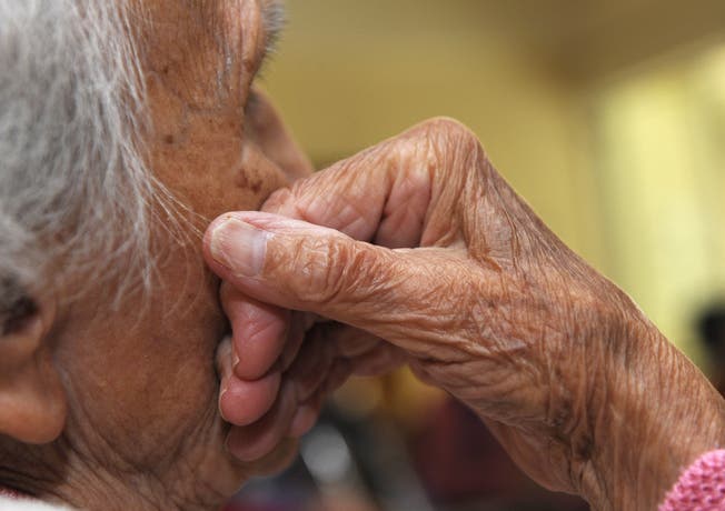 Alte Menschen sind oft nicht mehr in der Lage, den Alltag zu bewältigen (Symbolbild)