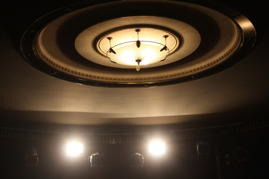 Deckenleuchter im Theatersaal