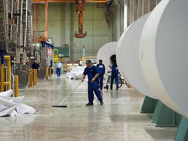 Arbeiter in der Produktionsanlage der Papierfabrik Sappi in Biberist