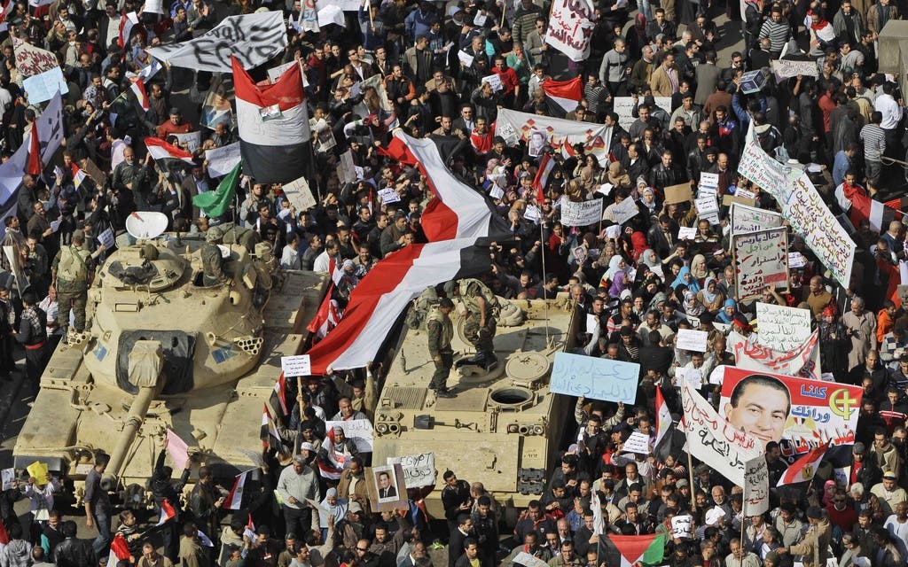  Pro-Mubarak-Demonstranten formierten sich zu tausenden zu Mobs, die durch die Strassen ziehen und Oppositionelle attackieren.