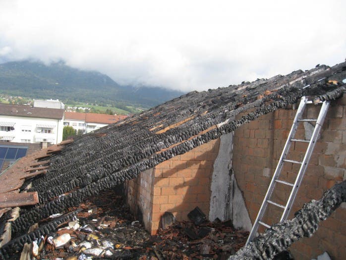 Brand in Bettlach Der Rest des ausbegrannten Dachstockes in einem Mehrfamilienhaus am Maisenweg 6