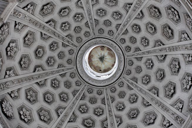 Ein Blick in die Kuppel der St.-Ursen-Kathedrale.