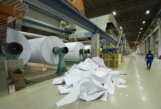 Arbeiter in der Papierproduktionsanlage der Sappi Fine Paper in Biberist