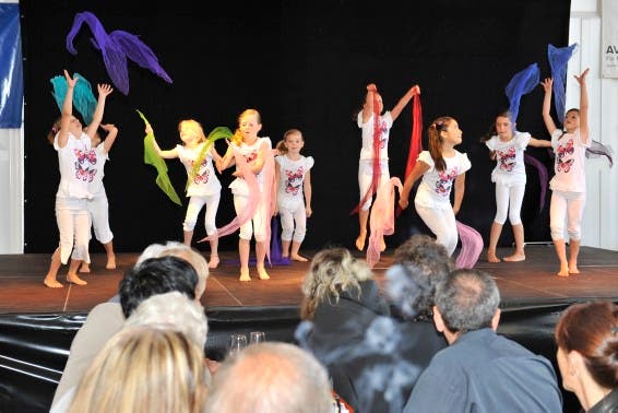 Die Tanzschule Alegria erfreut die Gäste an der Eröffnungsfeier