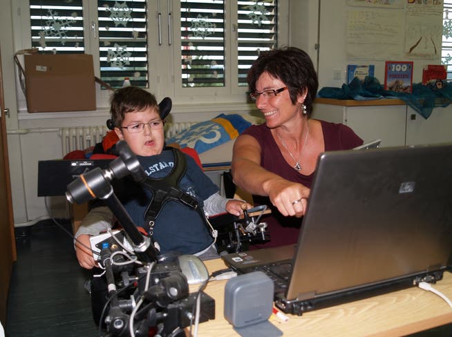 Lars mit Klassenassistentin Rita Dahinden am Computer. Andrea Weibel