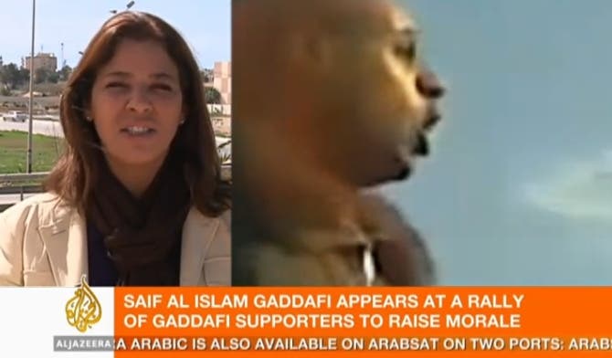 Saif Al Islam ruft zu den Waffen Die Al-Dschasira-Reporterin berichtet über die ruhige Lage in Bengasi. Rechts Saif Al Islam in einem Amateurvideo, das ihn zeigt, wie er Regimetreue zu den Waffen ruft.