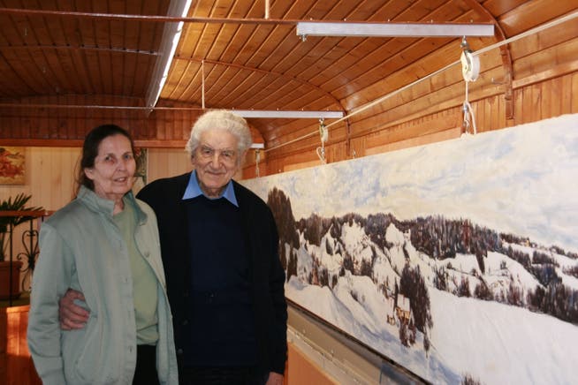 Giuseppe und Heidi Canova posieren vor dem Panoramabild «Winter im Uerkental», das zehn Meter lang ist. Ba