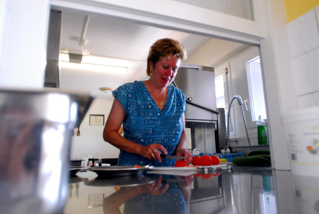  Carine hilft in der Küche, wenn sie nicht grade das Haus unterhält.