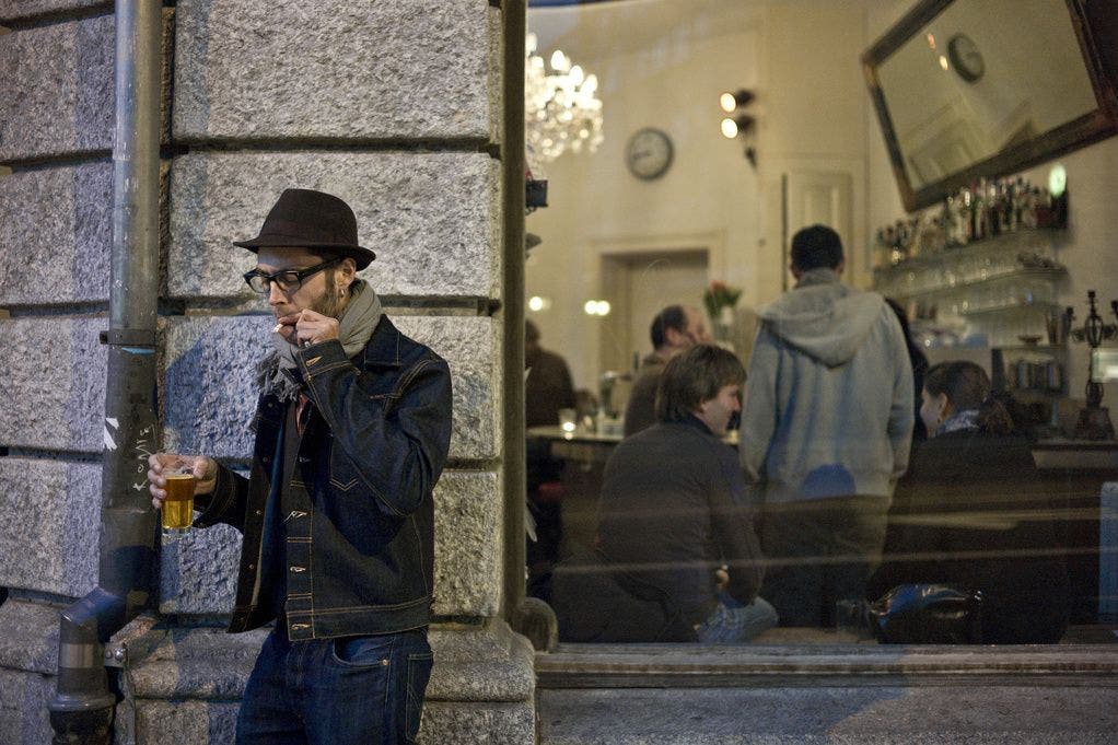 Rauchverbot in Restaurants Ab dem 1. April gilt ein schweizweites Rauchverbot in Restaurants und Bars. Wer eine Zigrarette rauchen will, muss das Lokal verlassen.