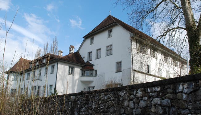 Das ehemalige Schlosshotel Brestenberg wartet weiterhin auf einen Märchenprinzen.