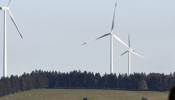 Bald auch auf «Burg? Windkraftwerke im Windpark Le Peuchapatte in der Gemeinde Muriaux im Kanton Jura