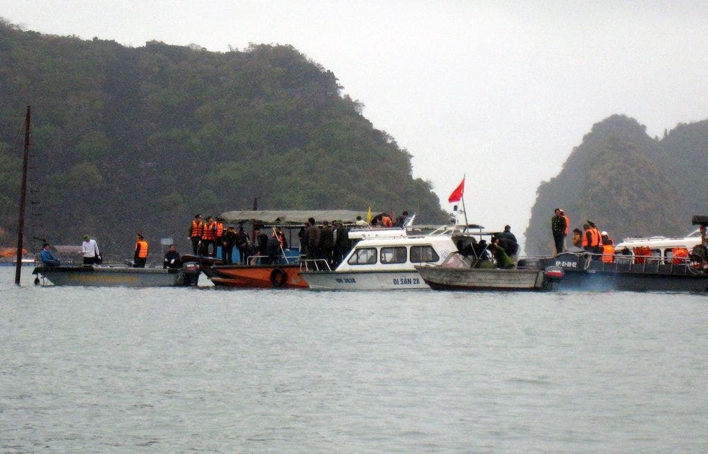 Rettungskräfte evakuieren die Schiffbrüchigen