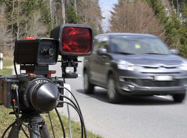 Ein Radargerät kontrolliert die Geschwindigkeit der vorbeifahrenden Autos (Symbolbild, Archiv)