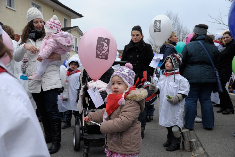  In Zuchwil liessen die Jungfasnächtler anlässlich der Chinderchesslete die Stimmung und die Ballone steigen (Fotos: Hansjörg Sahli)