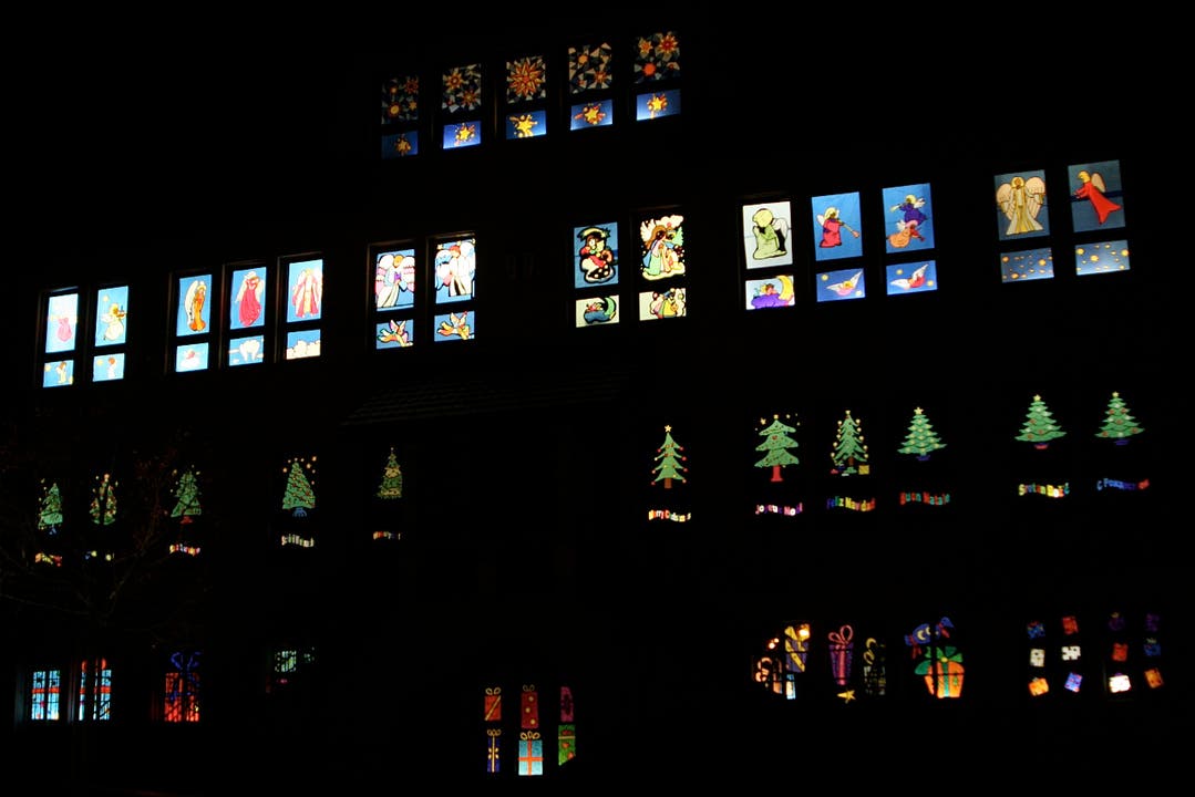  So schön sehen die Adventsfenster in Zufikon aus.