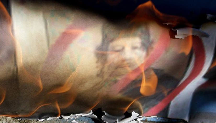 Palästinenser verbrennen in Gaza ein Poster von Gaddafi