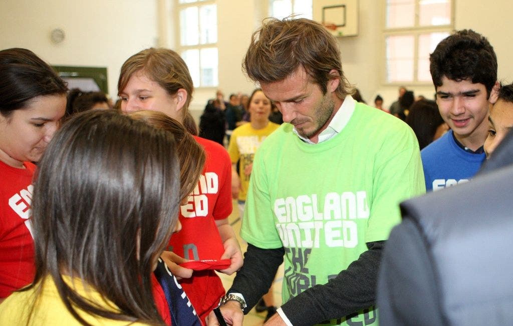  David Beckham nimmt sich Zeit für die Zürcher Schüler.