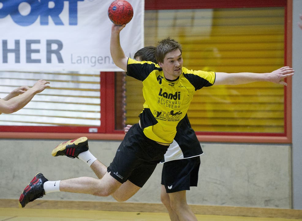 Langenthals Philipp Grossen (V) gegen den Berner Mathias Walther (H) waehrend des Handballspiels HV Langenthal gegen Handball Grauholz