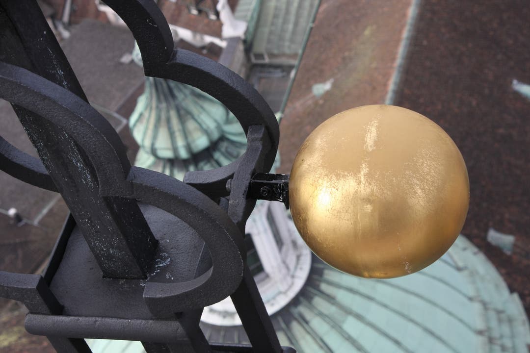  Das Turmkreuz ist wieder komplett – die blattvergoldete Kugel, die heruntergefallen war, ist wieder an ihrem Platz. (Fotos: Andreas Kaufmann)