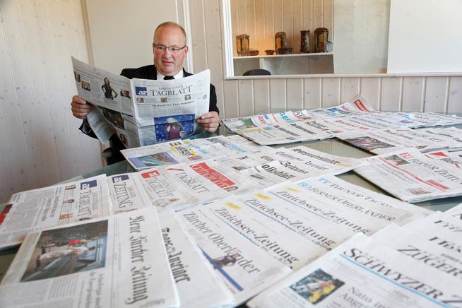 Ronald Krebs liest eine der zahlreichen Zeitungen, die er abonniert hat. Fotos: Hanspeter Bärtschi