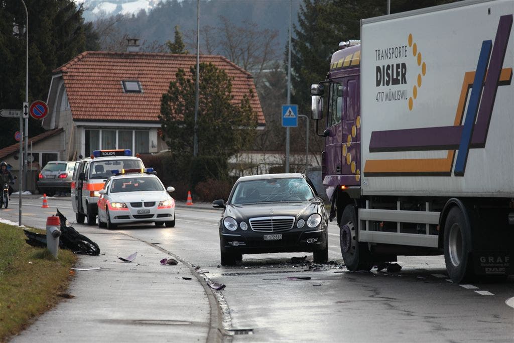 Lastwagen rammt in Steffisburg einen Personenwagen