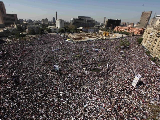 Auf dem Tahrir-Platz in Kairo versammeln sich tausende Menschen