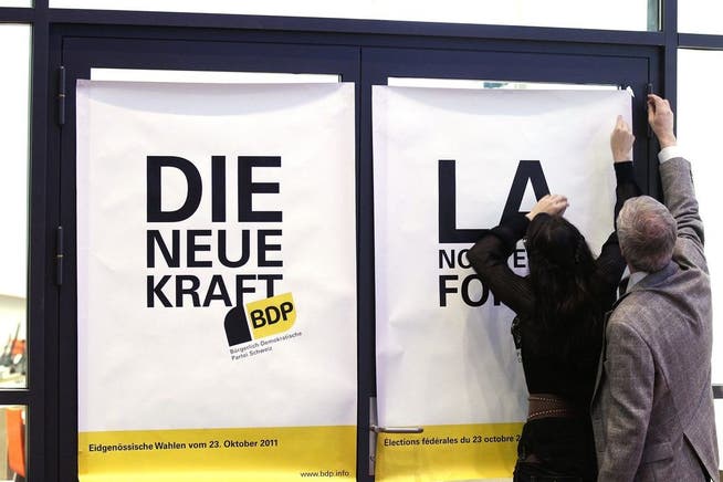BDP-Politiker hängen ein Wahlplakat auf (Archiv)