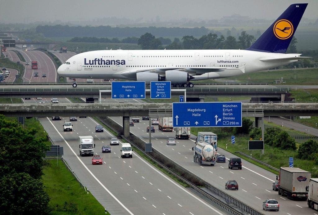 Der Riesenvogel Im Januar landetet das grösste Flugzeug der Welt zum ersten Mal in Zürich Kloten. Über 22000 Menschen wollten den Riesenvogel (im Bild in Leipzig) sehen.